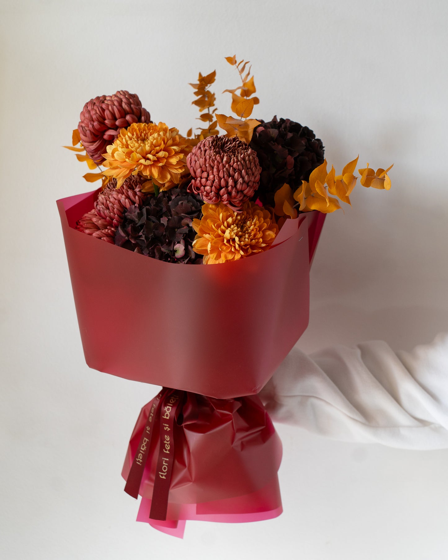 Buchet portocaliu cu Hortensii și Eucalipt