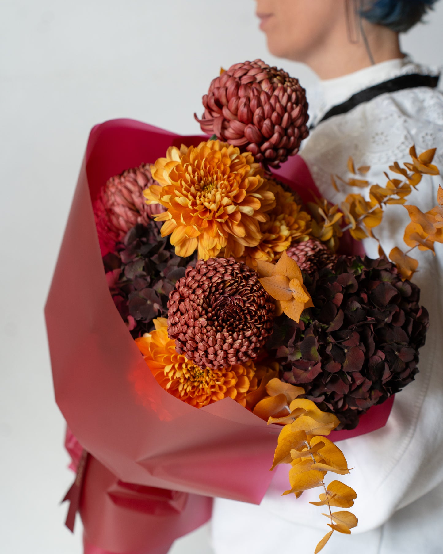 Buchet portocaliu cu Hortensii și Eucalipt