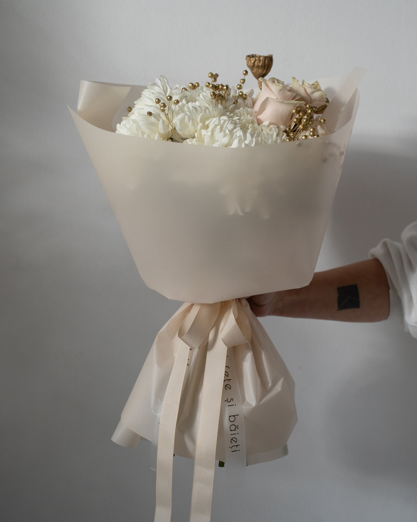 Buchet alb cu accente aurii