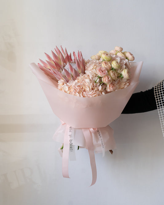 Buchet roz cu Protea și Miniroze